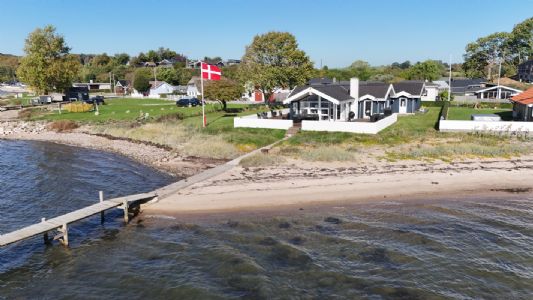 Gem�tliches Familienferienhaus direkt am Strand, in ruhiger Ferienhausgegend, mit Panoramablick �ber die Genner Bucht.

